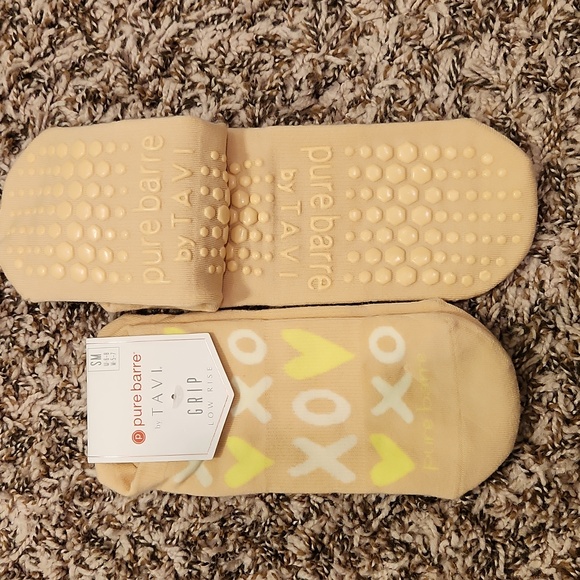 Pure Barre x Tavi Low-rise Grip Socks - Neon Hearts - Picture 2 of 3